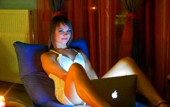 Молодая красотка с большими сиськами перед вебкамерой исполнила домашний стриптиз